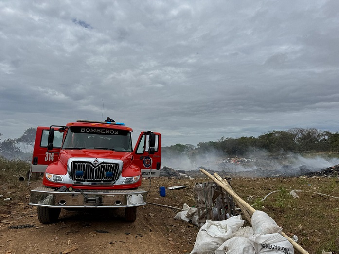 El viento complica las labores de extinción de los focos calientes.  /  Foto: Bomberos Los Santos