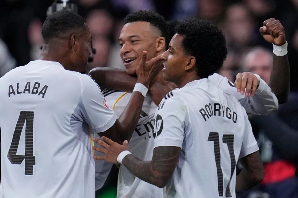 Kylian Mbappé del Real Madrid celebra tras anotar en el encuentro de La Liga ante el Rayo Vallecano el domingo. Foto: EFE