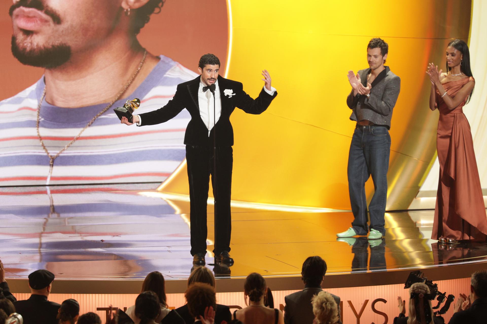 Bad Bunny (C) recibió su Grammy al álbum del año. /Foto: EFE