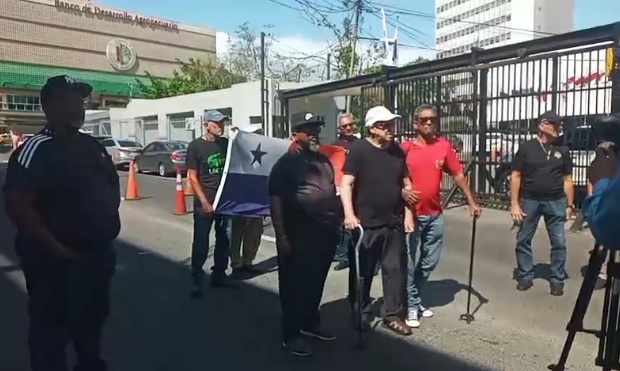 Los extrabajadores del IRHE aseguran que han intentado tener voz en la Asamblea, pero no ha sido posible. 