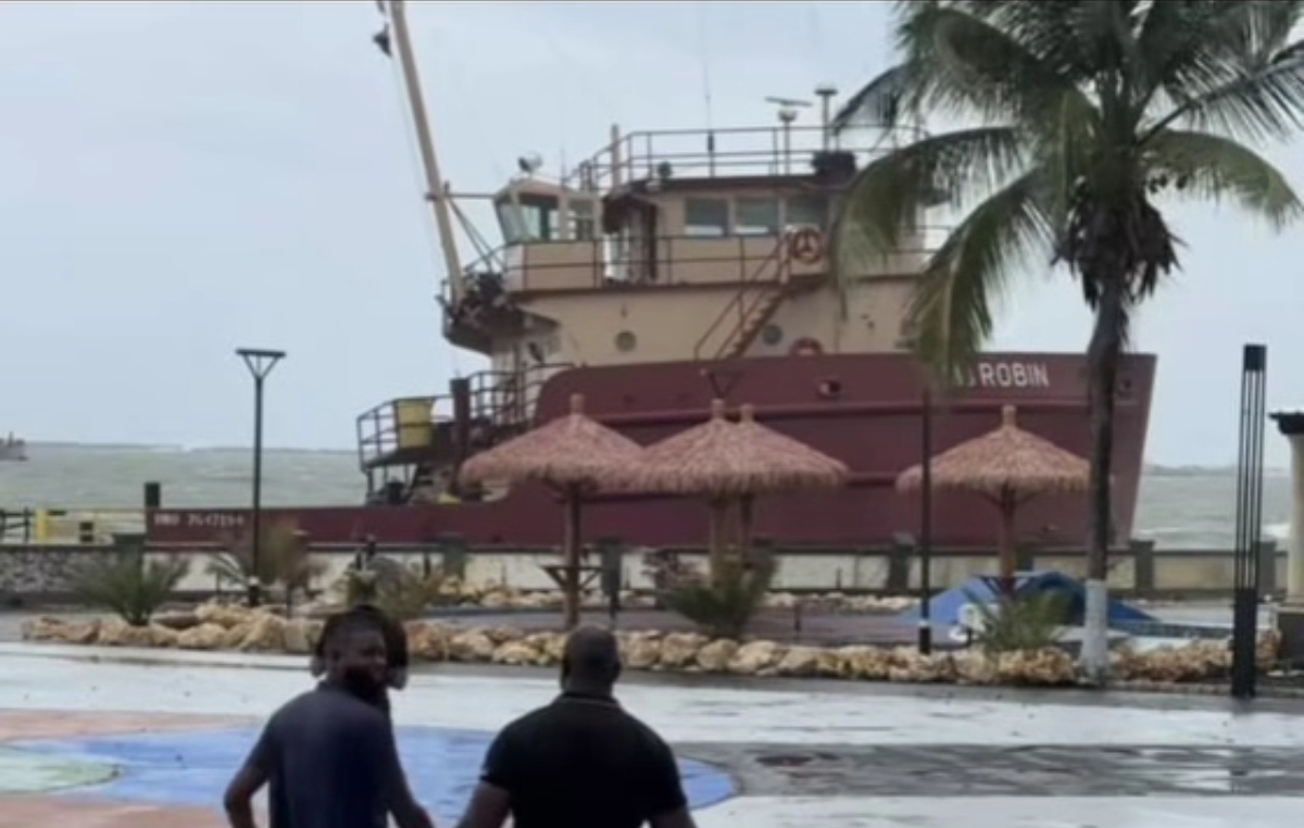 Un barco encalló primero en la tarde y el segundo, un granelero con 10 tripulantes.