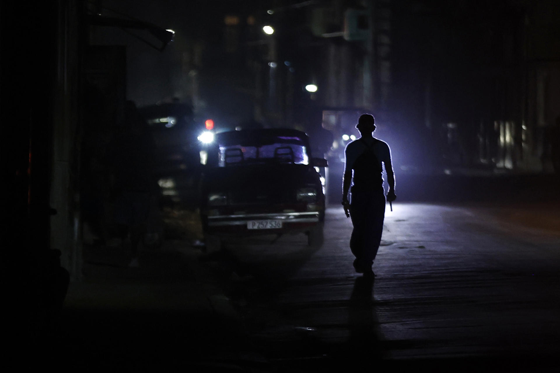 una persona que camina por una calle sin luz durante un apagón en La Habana./ Foto: EFE