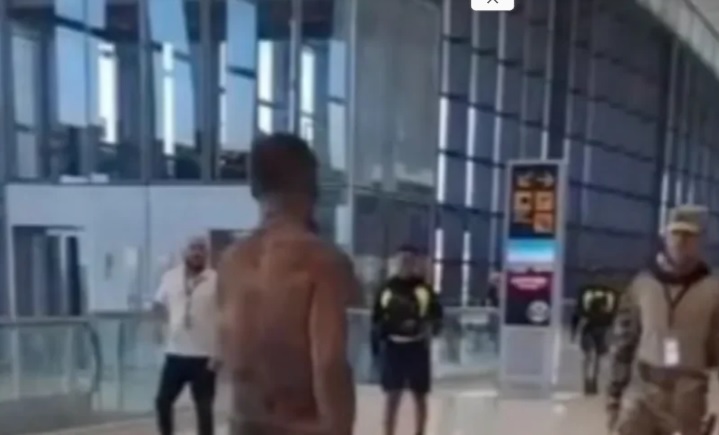 El hombre presentaba problemas de salud mental. Fue retenido y entregado a las autoridades