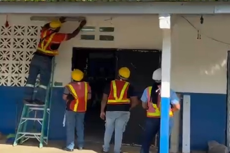 En Colón, se realizan cambios de techo en un salón y el comedor de la escuela La Represa, además de trabajos de limpieza y pintura de áreas ferrosas. Foto. Diómedes Sánchez