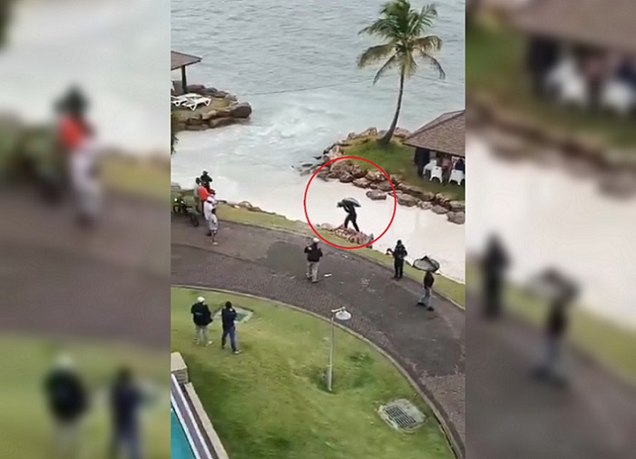 El saco con la droga fue recuperado por la policía.  /  Imagen: Captura de video