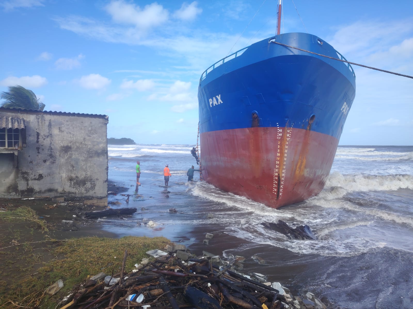 Hay dos barcos encallados debido al mal tiempo en el Caribe.
