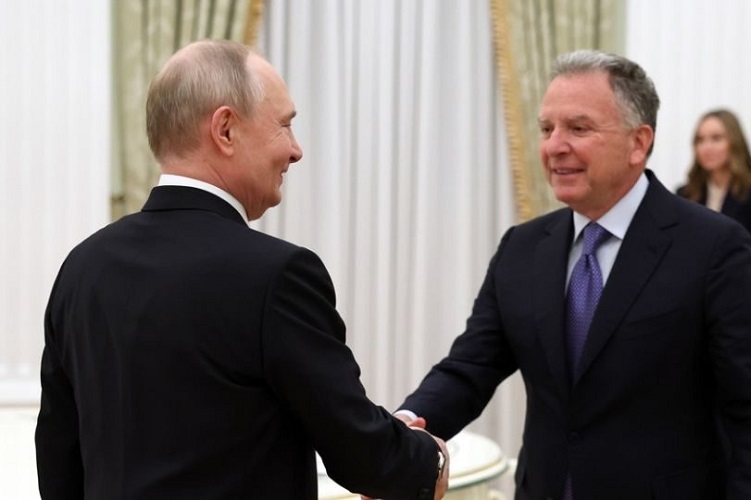  Steve Witkoff, emisario de la Casa Blanca para la guerra de Ucrania, saluda al presidente ruso, Vladimir Putin. Foto. EFE