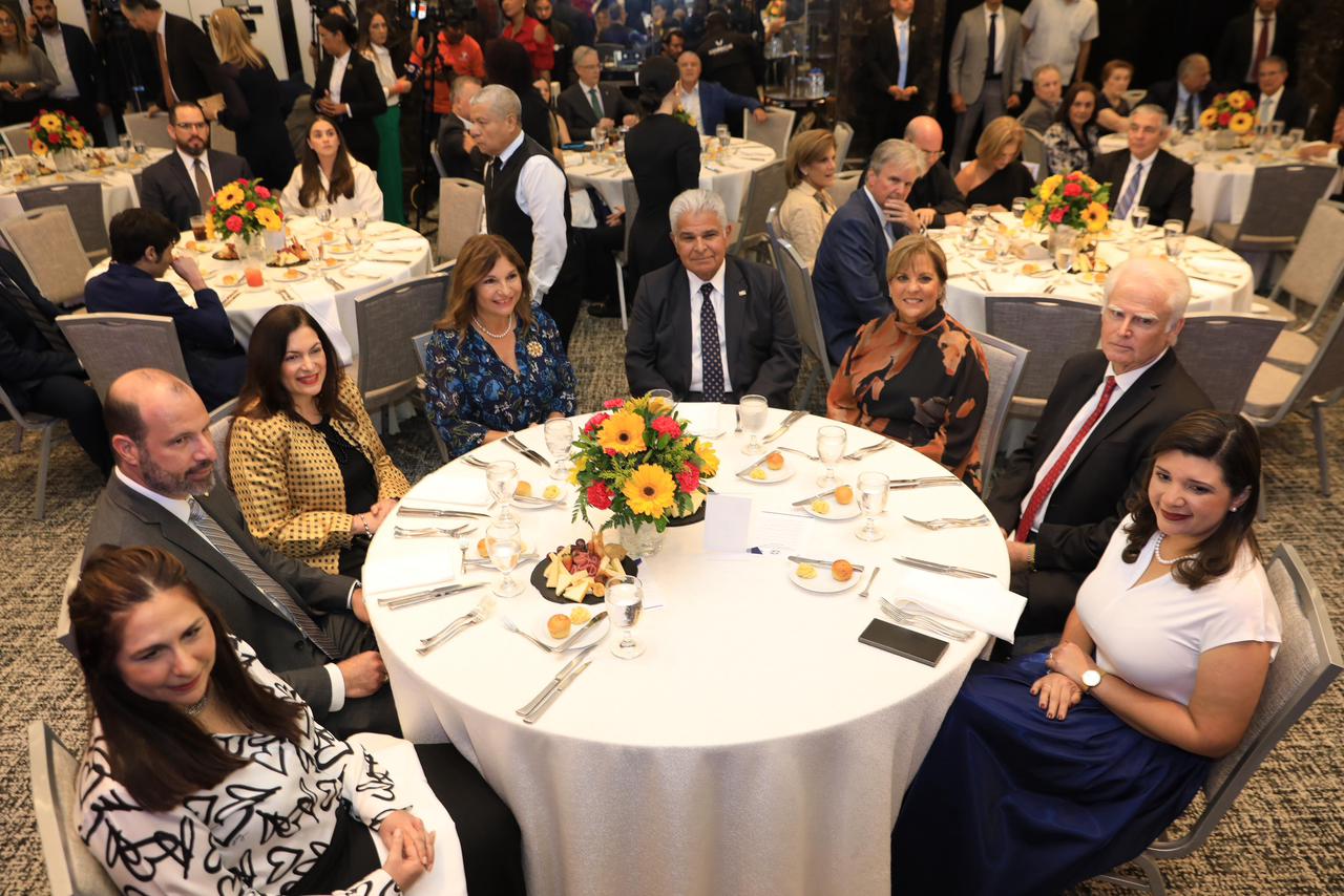 El presidente José Raúl Mulino participó anoche en la toma de posesión de la nueva junta directiva de CAPAC. 