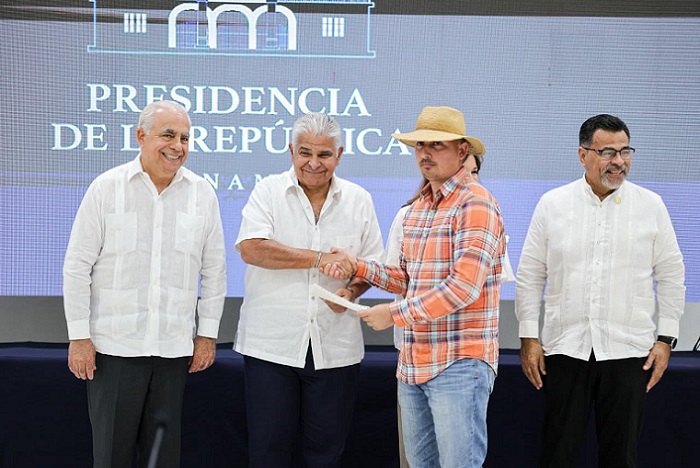 Los cheques fueron entregados a 13 productores de los distritos de Penonomé, Natá y Aguadulce.  /  Foto: BDA