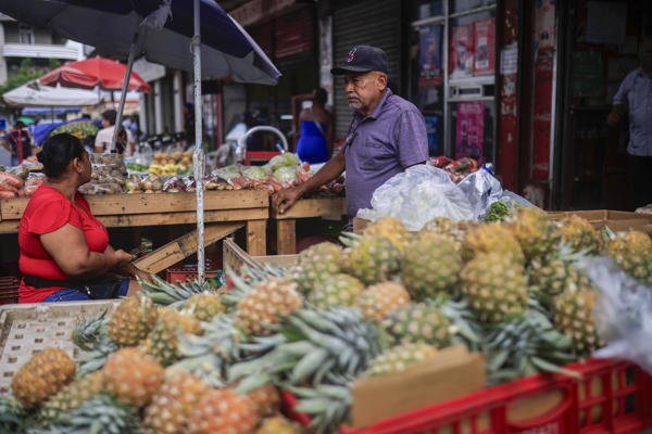 Personas venden verduras en la avenida Central este miércoles, en Ciudad de Panamá (Panamá). Foto: EFE