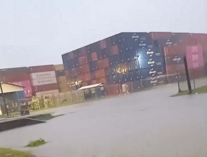 Una de las carreteras afectadas es la vía Randolph, que amaneció inundada, afectando el movimiento comercial en esta área.  /  Foto: Diómedes Sánchez