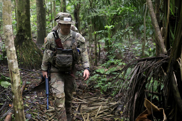  Un militar participa en un entrenamiento este viernes, en inmediaciones a la Base Aeronaval Almirante Cristóbal Colón. Foto: EFE