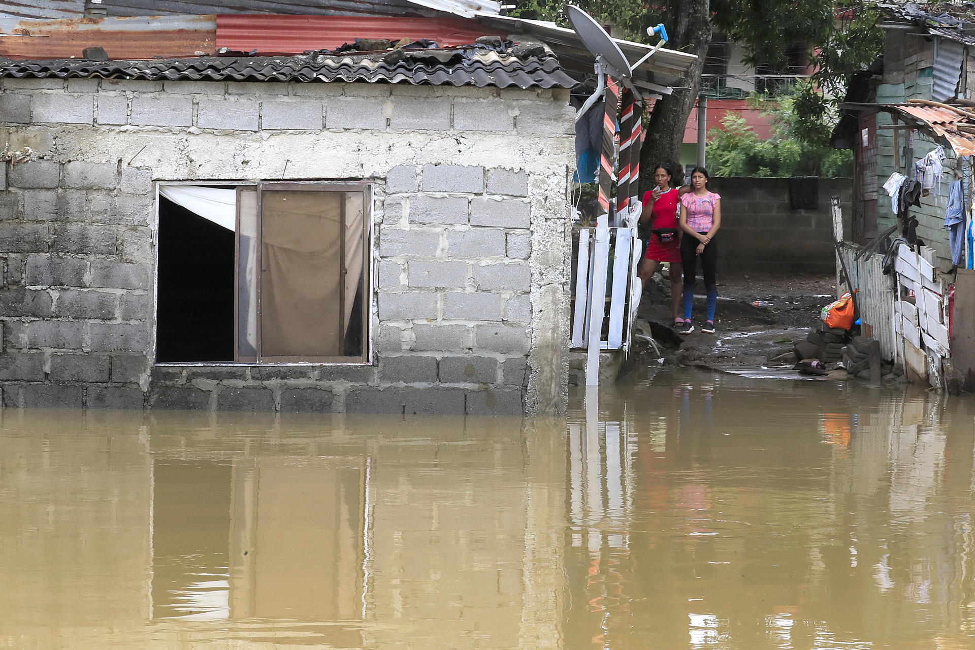 Fotografía que muestra este viernes una zona afectada por inundaciones en el barrio Zarabanda, en Montería (Colombia). EFE/ Carlos Ortega