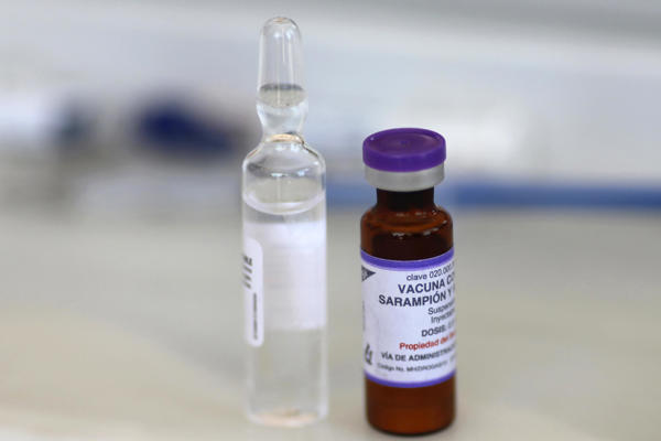 Recipiente de la vacuna contra el sarampión. Foto: EFE