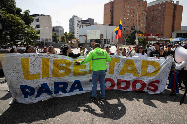 Familiares de presos políticos durante una protesta alrededor de El Helicoide. Foto: EFE