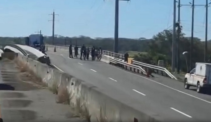 Las diligencias deben determinar si el conductor murió atropellado por el camión o si se golpeó con los jerseys al caer.  /  Captura de video: TraficoCpanama
