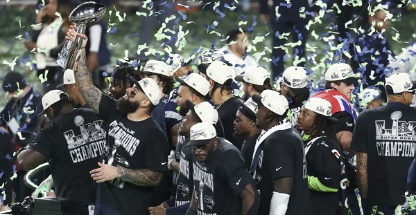 Los jugadores de Seattle Seahawks levantan el trofeo de campeones.