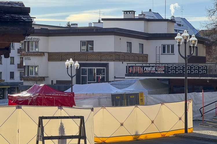 Para resguardarlo de las inclemencias del tiempo, fue recubierto con una carpa en forma de iglú, que se ha quemado en parte en del incendio. Foto. EFE