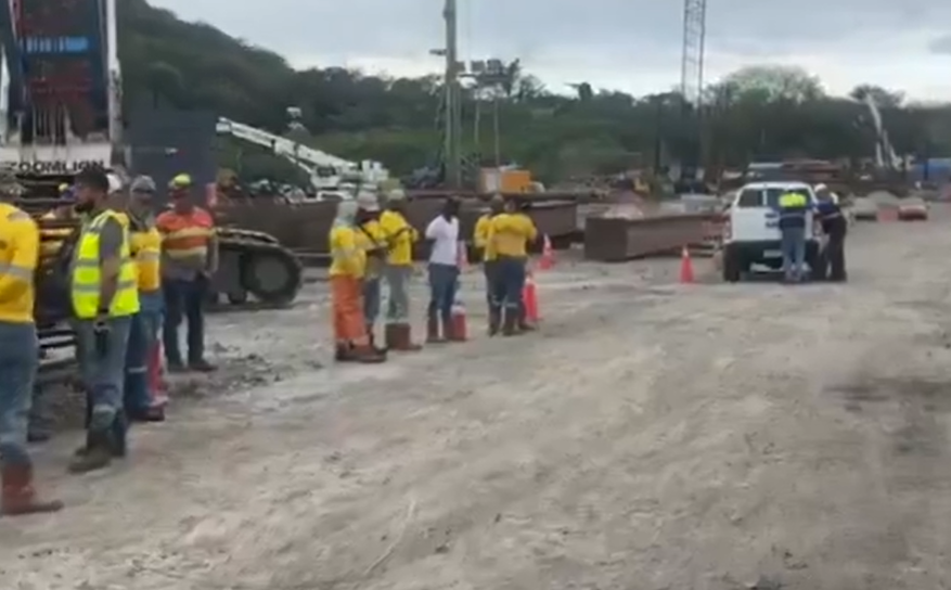 Paralización de labores de trabajadores del Cuarto Puente. 