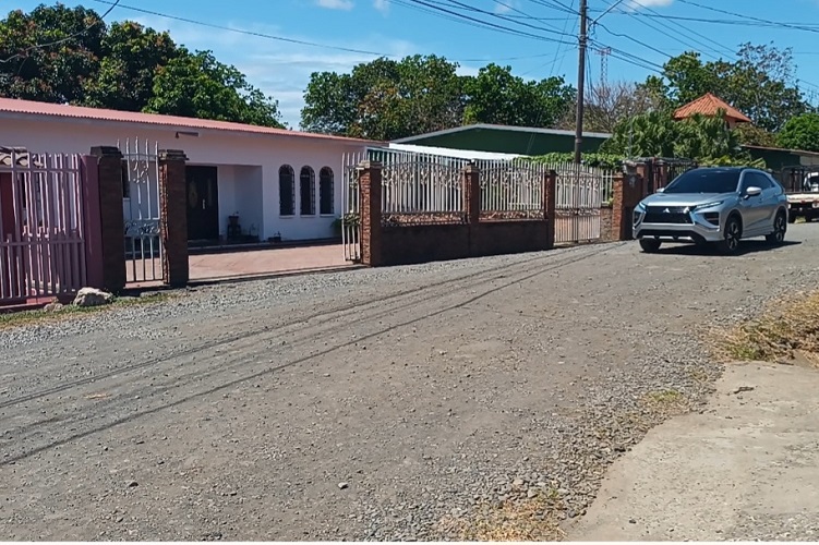 El Ministerio de Obras Públicas (MOP), ha aclarado que no puede ejecutar trabajos de reparación mientras las calles continúen registradas como propiedad privada. Foto. Melquíades Vásquez