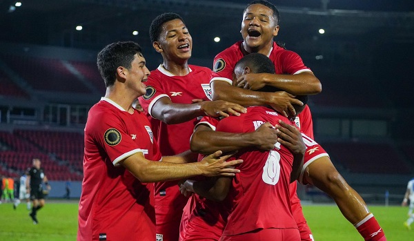 Jugadores de la Sub-17 de fútbol de Panamá celebran uno de los goles anotados ante Nicaragua. Foto: FPF