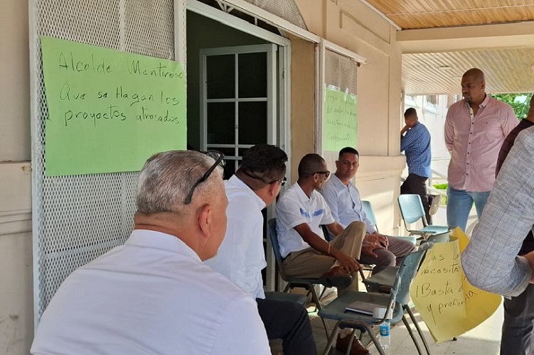 Los representantes de 11 juntas comunales protestaron en la Tesorería Municipal de Colón exigiendo el pago de los subsidios. Foto. Diómedes Sánchez