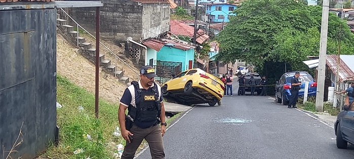 En taxi quedó zampado en una cuneta con el cadáver dentro.  /  Foto: Alexander Santamaría
