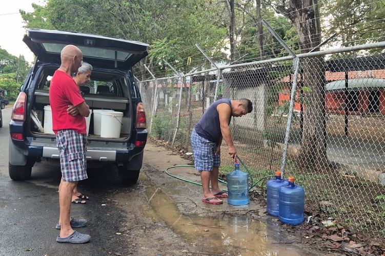 Para asegurar el abastecimiento de agua potable, el IDAAN mantendrá tanques de abastecimiento en diversos puntos de los distritos de Chitré, Los Santos, Guararé y Las Tablas. Foto. Archivo