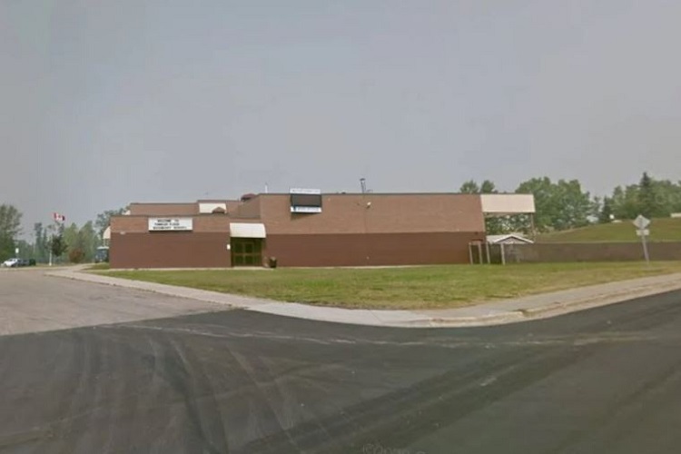 Escuela de secundaria en Tumbler Ridge, Canadá en la que al menos diez personas murieron este martes cuando una persona disparó. Foto. EFE