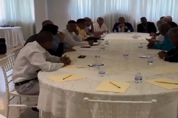 Los ediles protestaron en las inmediaciones de la Tesorería Municipal exigiendo el pago de subsidios adeudados. Foto. Diómedes Sánchez