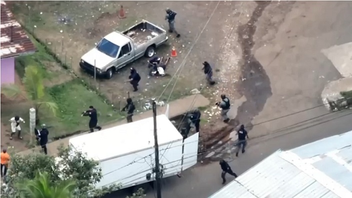 Los mircrotraficantes fueron sorprendidos por los policías.  /  Captura de video: PNM