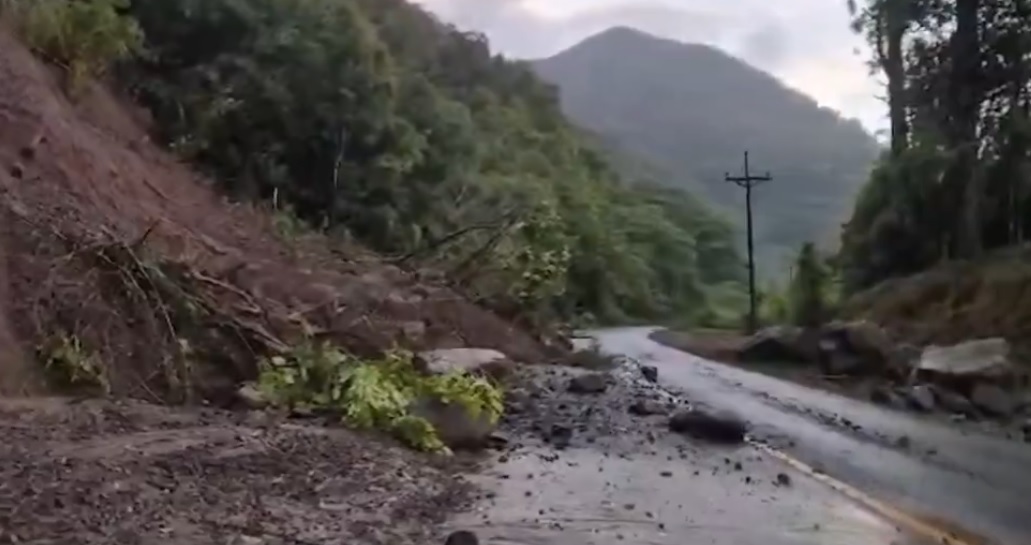 Las autoridades decidieron prohibir el paso debido a los deslizamientos en el área. 