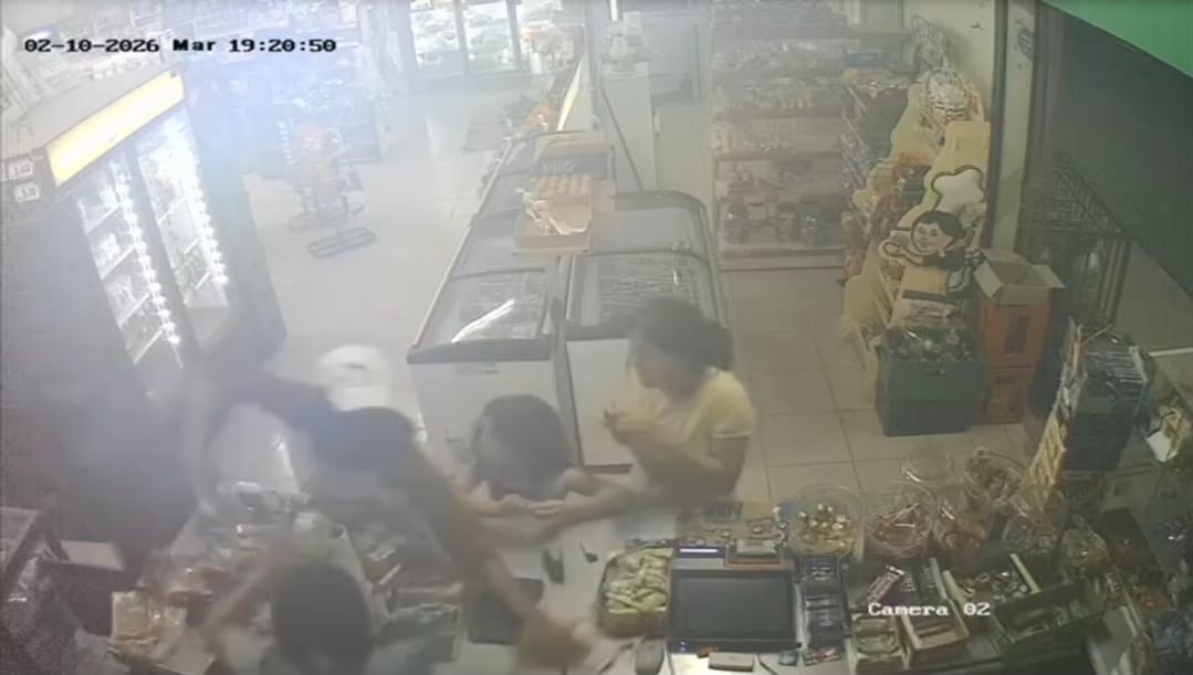 El sujeto corrió hacia el área de estacionamiento del local, recogió su pistola y huyó del lugar.   /  Captura de video