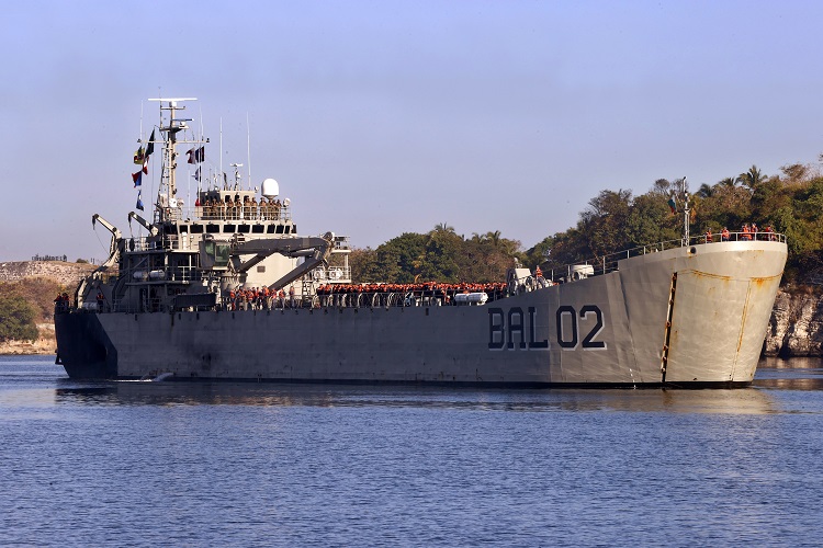El primero de los buques de apoyo logístico de la Armada de México entró lentamente por la estrecha bocana de la bahía de La Habana a primeras horas de la mañana. Foto. EFE
