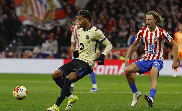 Marcos Llorente (der.) defiende a Lamine Yamal. Foto: EFE