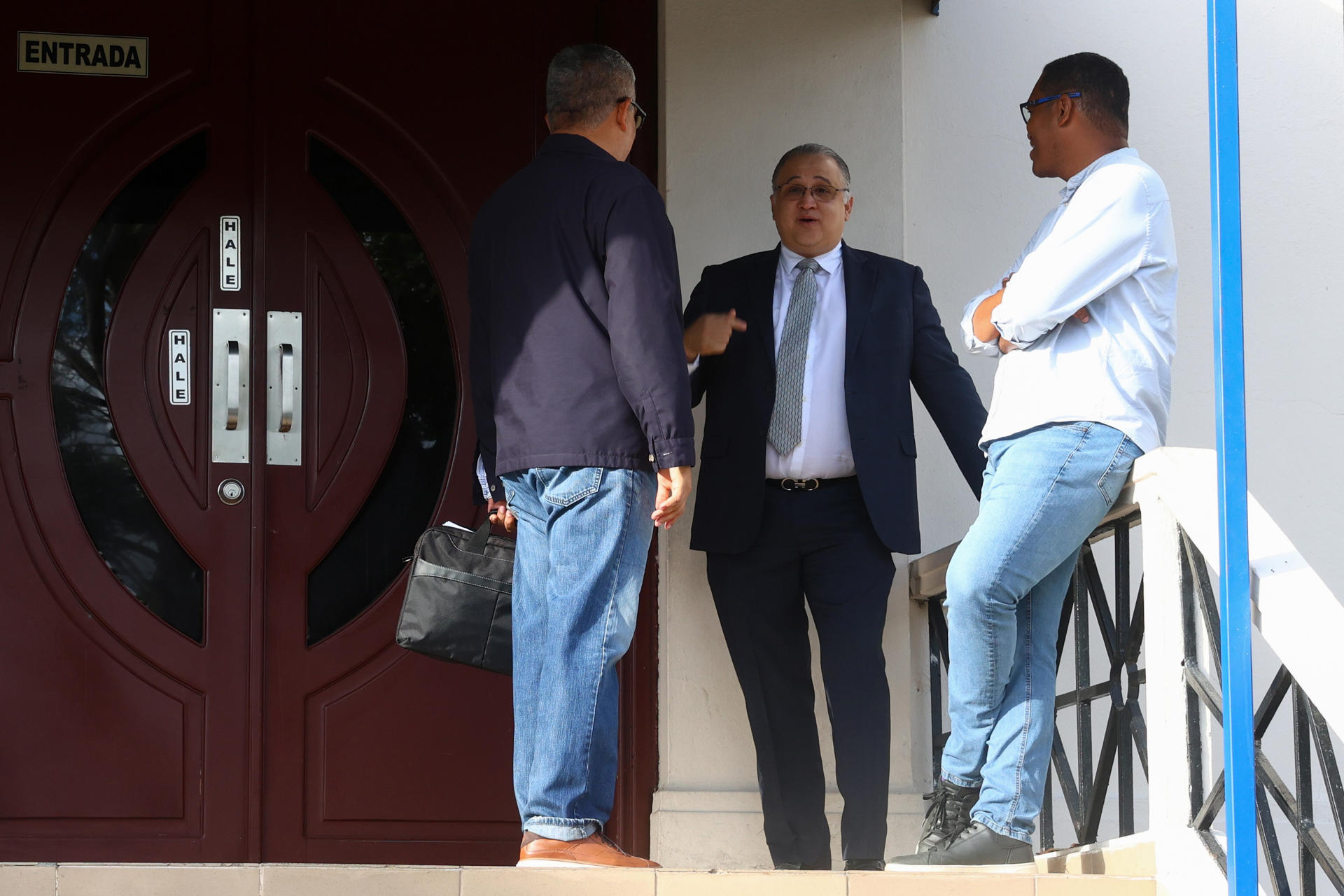 Alfredo Vallarino, abogado del expresidente de Panamá Ricardo Martinelli (c), asiste a una audiencia este viernes