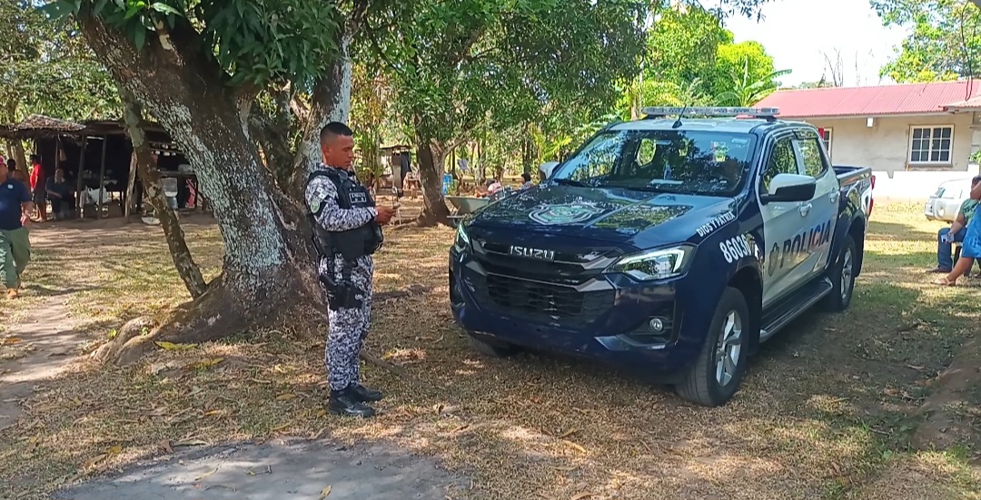 El hombre intentaba alcanzar unos cocos cuando ocurrió el terrible accidente. 