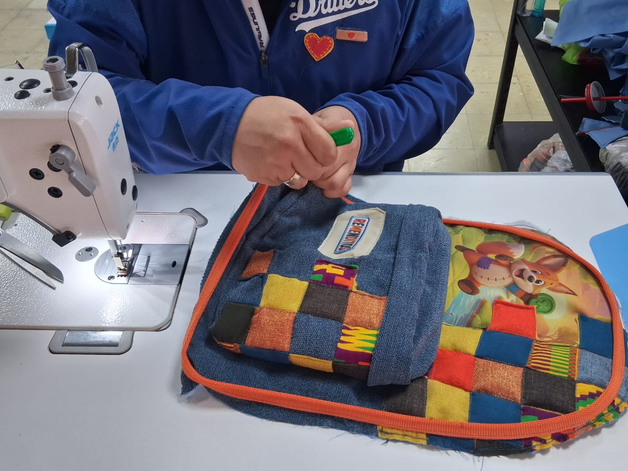 Un grupo de privados están trabajando para que las mochilas estén listas para el inicio de clases.