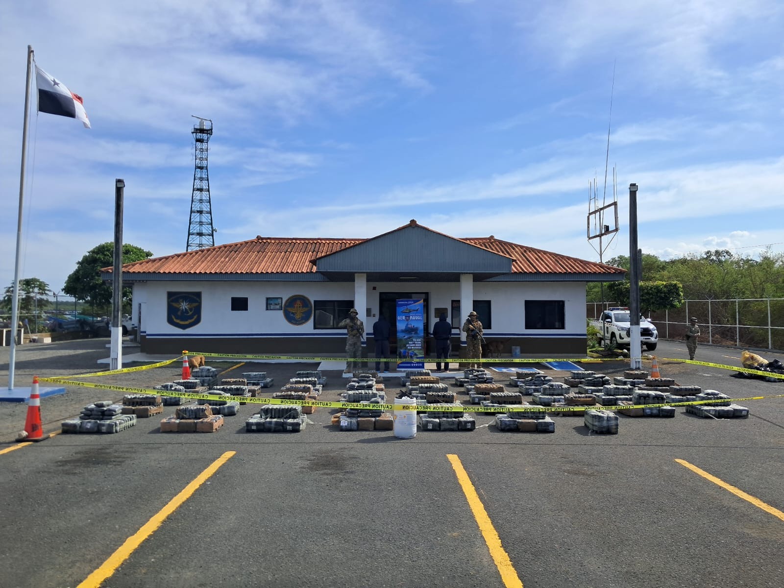 Al abordar la lancha, los uniformados observaron varios sacos con presunta droga y armamento, confirmando que se trataba de un trasiego ilícito.