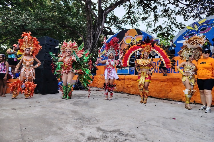 En cada balsa se encuentra una princesa que realiza una danza al ritmo de comparsas, murgas o la música de fondo proporcionada por artistas invitados.