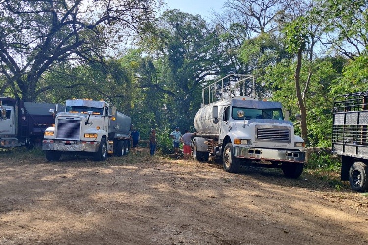 El mayor número de carros cisterna se concentra en el balneario del río Sajalices, distrito de Chame, ya que este punto es el único autorizado para los distritos de La Chorrera, Arraiján y Capira. Foto. Eric Montenegro