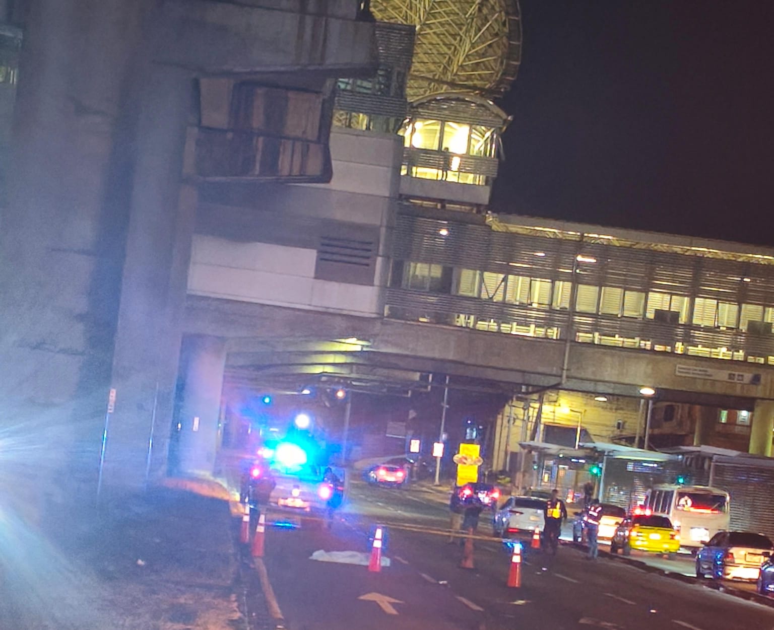 El hombre intentó cruzar la vía cuando fue embestido por un auto, tipo sedán. 