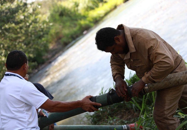 En el sitio, personal del MINSA verificó que el agua utilizada tenía un buen nivel de cloro para ser usada con el público.