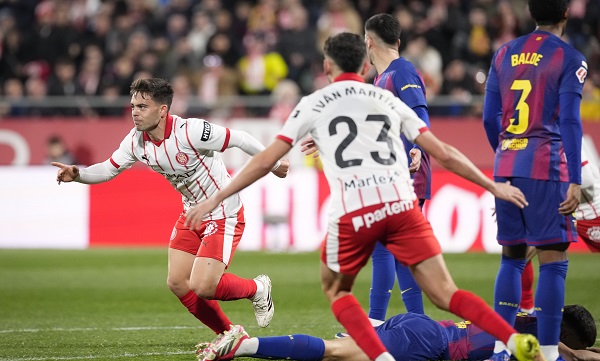 Fran Beltrán (izq.), del Girona, celebra el segundo gol de su equipo ante el Barcelona. Foto: EFE