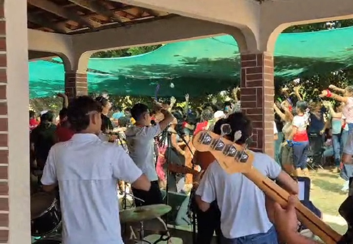 Los propios jóvenes colaboran en la preparación de los alimentos, promoviendo la responsabilidad y el trabajo en equipo.