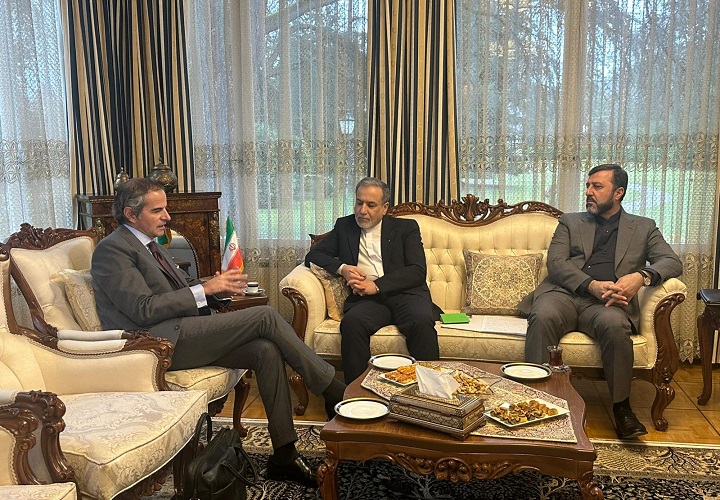 El ministro de Exteriores de Irán, Abbas Araqchi (c), y el director general del Organismo Internacional de la Energía Atómica (OIEA), Rafael Grossi (i), durante la reunión que mantuvieron este lunes dentro de la segunda ronda de negociaciones nucleares con Estados Unidos previstas esta semana en Ginebra, Suiza. Foto. EFE