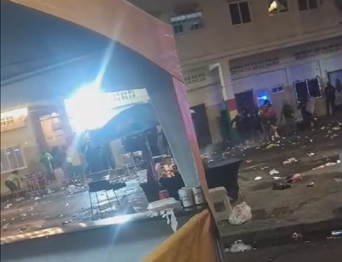 El hecho ocurrió en medio de una represión a comparsas que querían extender el festejo hasta la media noche.  /  Imagen: Captura de video