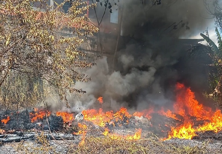 Para esta época de verano, algunos propietarios de lotes baldíos y potreros optan por utilizar fuego para limpiar sus terrenos, práctica que puede salirse de control debido a los vientos y la vegetación seca.