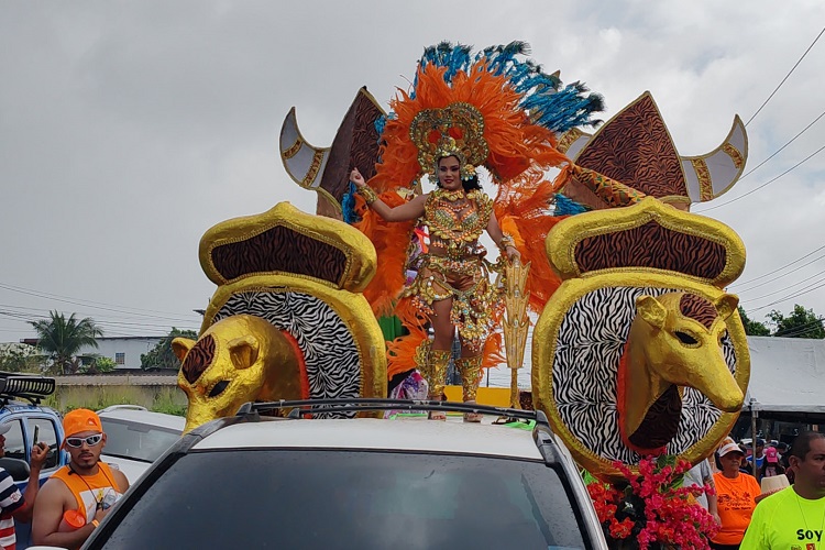 Este año, la organización del carnaval de Calle Rosario eligió tener dos reinas: S.R.M. Anelis Aymar y S.R.M. Abigail Marinet. Foto. Eric Montenegro