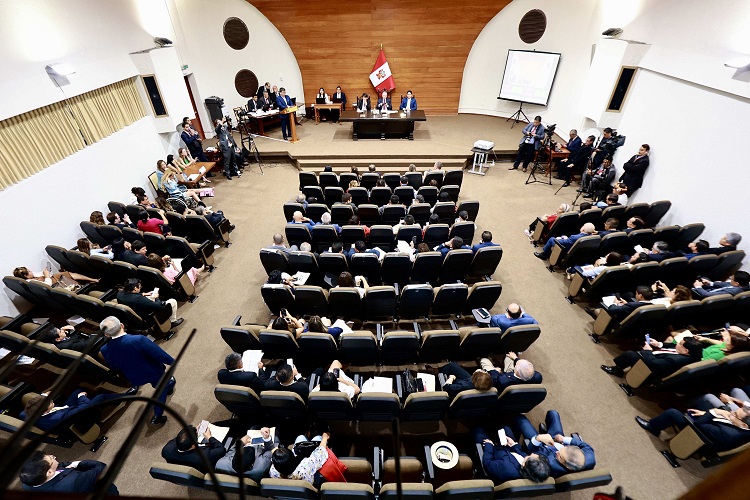 Ahora el Legislativo peruano debe elegir este miércoles a un nuevo congresista para que presida la cámara y que, una vez nombrado se convertirá en el mismo instante presidente encargado de la República hasta el 28 de julio, cuando debe asumir el siguiente presidente o presidenta salido del proceso electoral en marcha.  Foto. EFE